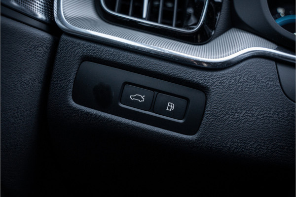 Volvo XC60 T6 Recharge Ultimate Black Edition ** Leer ** B&W ** Four-C luchtvering ** Trekhaak
