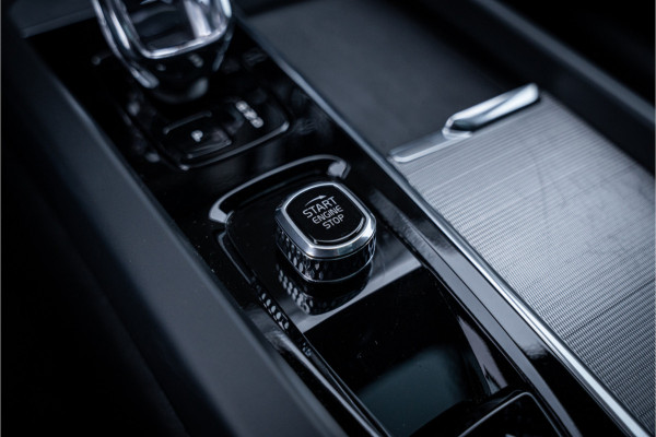 Volvo XC60 T6 Recharge Ultimate Black Edition ** Leer ** B&W ** Four-C luchtvering ** Trekhaak