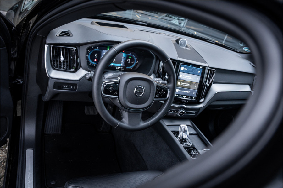 Volvo XC60 T6 Recharge Ultimate Black Edition ** Leer ** B&W ** Four-C luchtvering ** Trekhaak