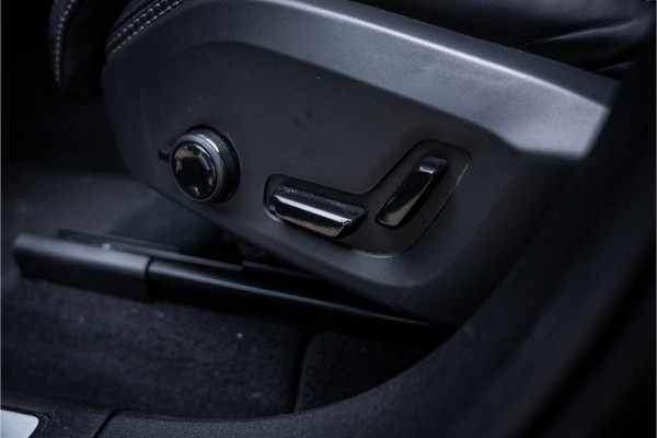 Volvo XC60 T6 Recharge Ultimate Black Edition ** Leer ** B&W ** Four-C luchtvering ** Trekhaak