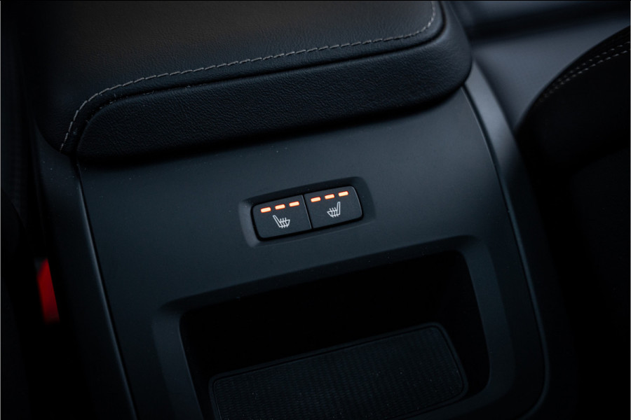 Volvo XC60 T6 Recharge Ultimate Black Edition ** Leer ** B&W ** Four-C luchtvering ** Trekhaak