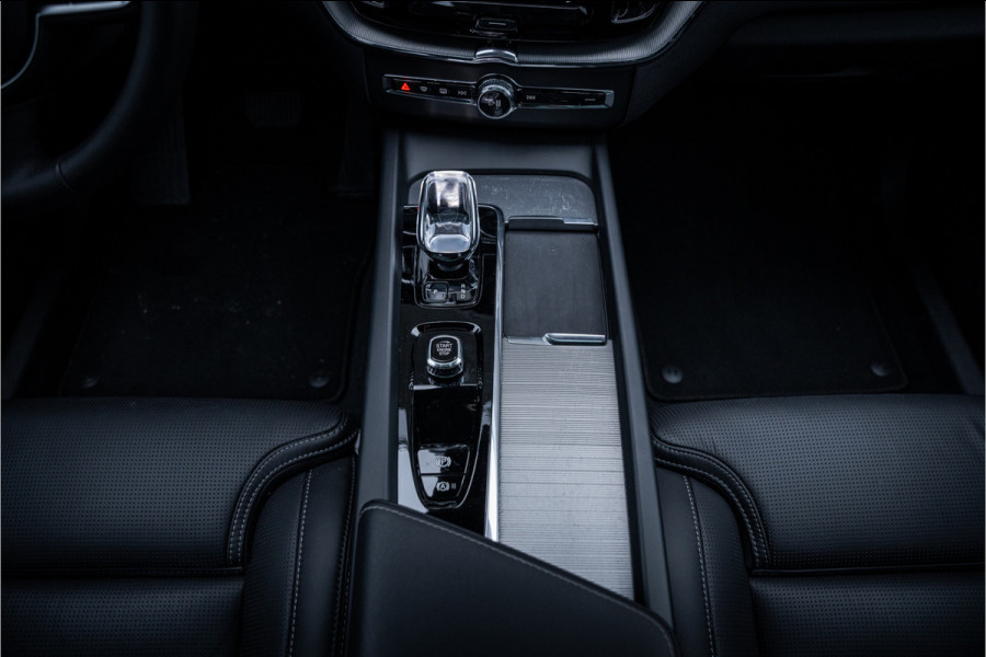 Volvo XC60 T6 Recharge Ultimate Black Edition ** Leer ** B&W ** Four-C luchtvering ** Trekhaak