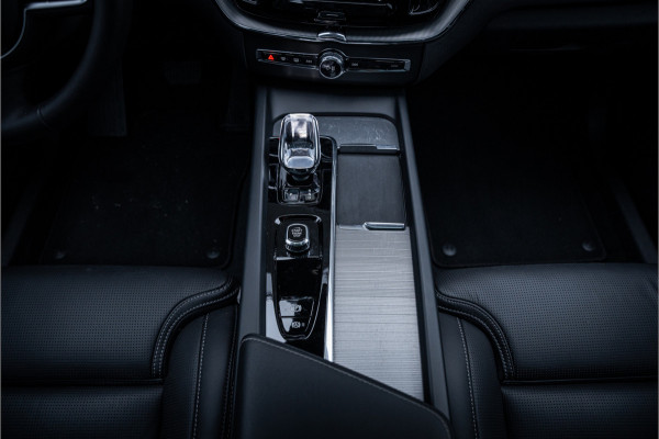 Volvo XC60 T6 Recharge Ultimate Black Edition ** Leer ** B&W ** Four-C luchtvering ** Trekhaak