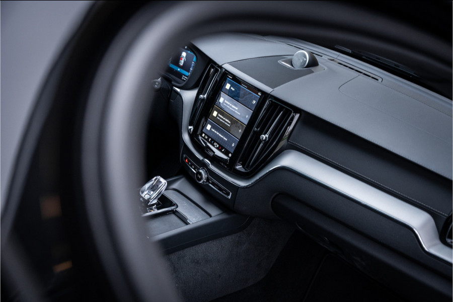 Volvo XC60 T6 Recharge Ultimate Black Edition ** Leer ** B&W ** Four-C luchtvering ** Trekhaak