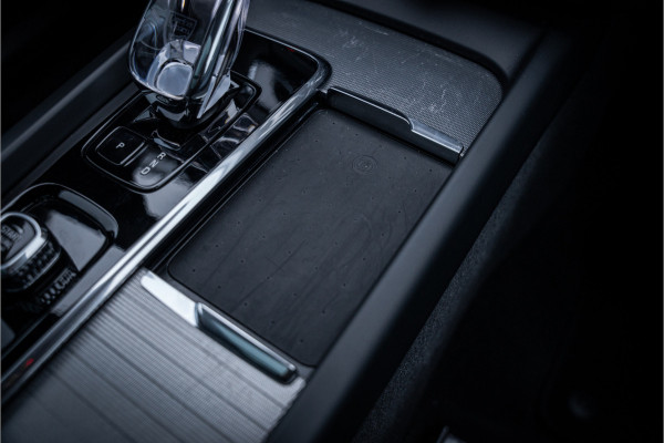 Volvo XC60 T6 Recharge Ultimate Black Edition ** Leer ** B&W ** Four-C luchtvering ** Trekhaak