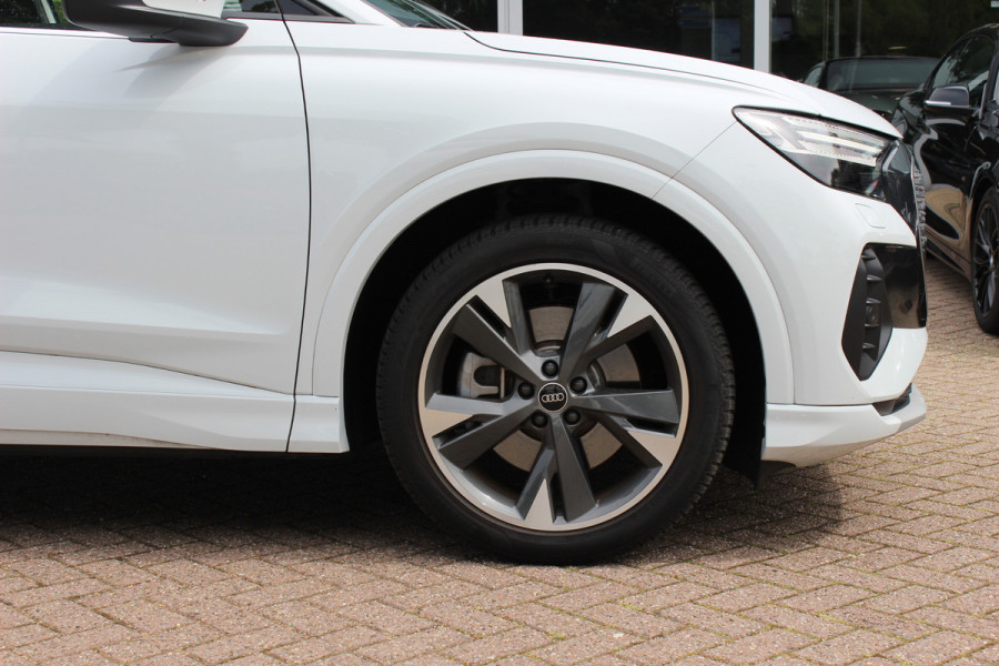 Audi Q4 Sportback e-tron 40 Launch edition Advanced 77 kWh / SoH 93,8% / CarPlay / Matrix LED / Sportstoelen / Sonos Audio / Virtual Cockpit / Parkeerhulp V+A / Intr.voorverwarming / Stoelverwarming / DAB / Cruise Control