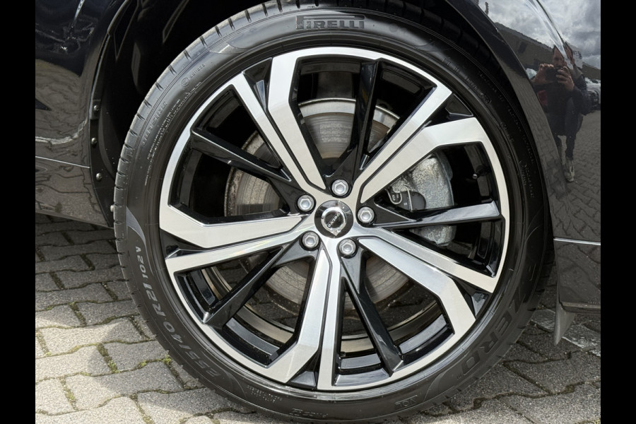 Volvo XC60 2.0 T6 Plug-in hybrid AWD Plus Dark | Pano | Pilot Assist | H/K Audio | 21 inch