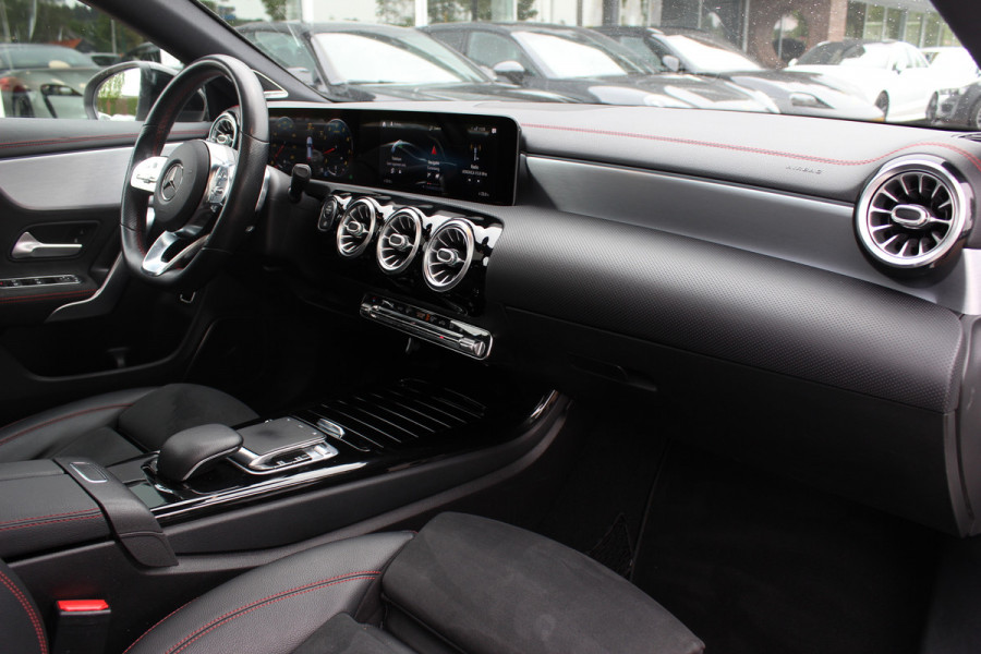 Mercedes-Benz CLA-Klasse Shooting Brake 250 4MATIC Premium / AMG Diffuser / Panoramadak / 360Camera / Burmester / 19'' / Sfeerverlichting / CarPlay / Stoelverwarming / Cruise Control