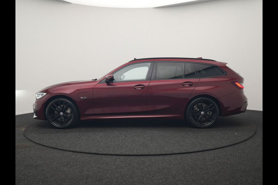 BMW 3 Serie Touring 330e M Sport PHEV 293pk Dealer O.H. | Panodak | Head Up | Laser LED | Adaptief Onderstel | Alcantara Sportstoelen Memory & Verwarmd | Camera | Sfeerverlichting | Keyless | Blis | Hifi Audio | Apple Carplay | Navigatie | DAB | Plug In Hybrid |