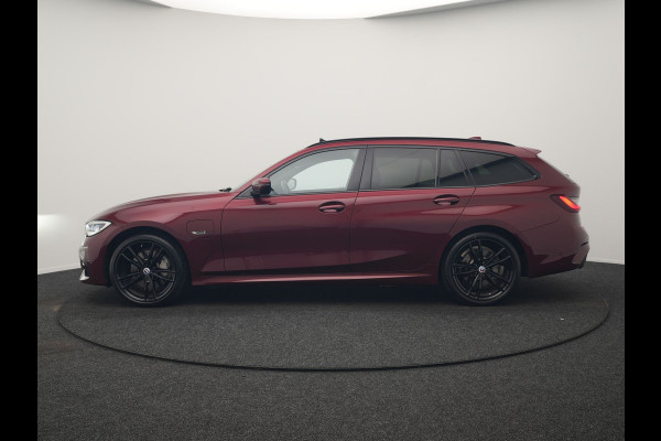 BMW 3 Serie Touring 330e M Sport PHEV 293pk Dealer O.H. | Panodak | Head Up | Laser LED | Adaptief Onderstel | Alcantara Sportstoelen Memory & Verwarmd | Camera | Sfeerverlichting | Keyless | Blis | Hifi Audio | Apple Carplay | Navigatie | DAB | Plug In Hybrid |