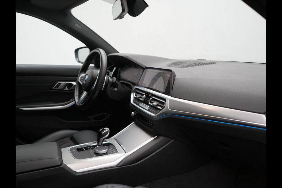 BMW 3 Serie Touring 330e M Sport PHEV 293pk Dealer O.H. | Panodak | Head Up | Laser LED | Adaptief Onderstel | Alcantara Sportstoelen Memory & Verwarmd | Camera | Sfeerverlichting | Keyless | Blis | Hifi Audio | Apple Carplay | Navigatie | DAB | Plug In Hybrid |