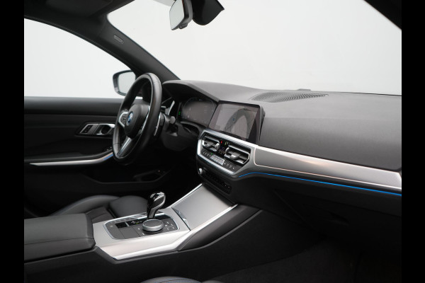 BMW 3 Serie Touring 330e M Sport PHEV 293pk Dealer O.H. | Panodak | Head Up | Laser LED | Adaptief Onderstel | Alcantara Sportstoelen Memory & Verwarmd | Camera | Sfeerverlichting | Keyless | Blis | Hifi Audio | Apple Carplay | Navigatie | DAB | Plug In Hybrid |