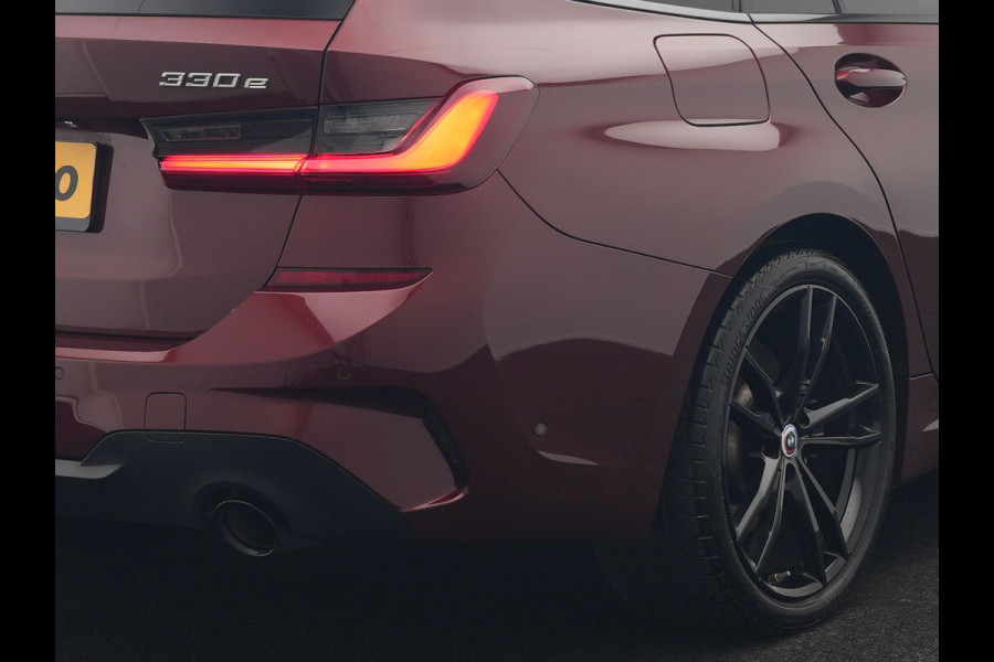 BMW 3 Serie Touring 330e M Sport PHEV 293pk Dealer O.H. | Panodak | Head Up | Laser LED | Adaptief Onderstel | Alcantara Sportstoelen Memory & Verwarmd | Camera | Sfeerverlichting | Keyless | Blis | Hifi Audio | Apple Carplay | Navigatie | DAB | Plug In Hybrid |