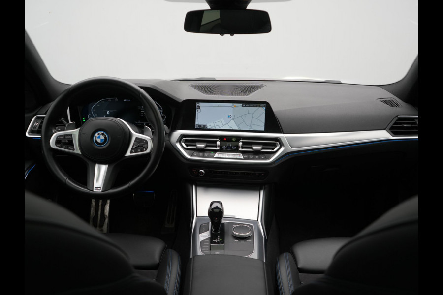 BMW 3 Serie Touring 330e M Sport PHEV 293pk Dealer O.H. | Panodak | Head Up | Laser LED | Adaptief Onderstel | Alcantara Sportstoelen Memory & Verwarmd | Camera | Sfeerverlichting | Keyless | Blis | Hifi Audio | Apple Carplay | Navigatie | DAB | Plug In Hybrid |