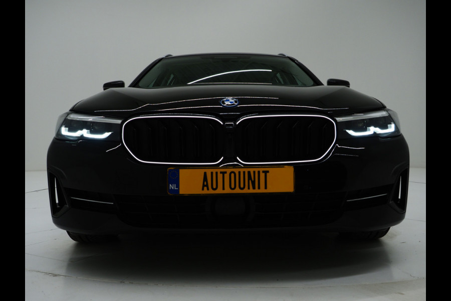 BMW 5 Serie Touring 530e xDrive | LED Grille |  Leder | Camera | Adaptive Cruise | Sfeerlicht | Dodehoek | Carplay