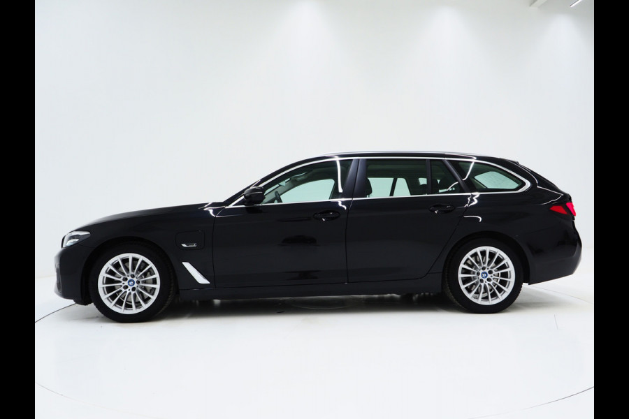 BMW 5 Serie Touring 530e xDrive | LED Grille |  Leder | Camera | Adaptive Cruise | Sfeerlicht | Dodehoek | Carplay