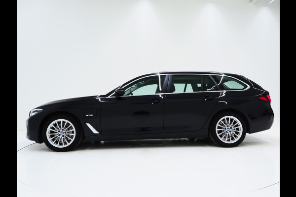 BMW 5 Serie Touring 530e xDrive | LED Grille |  Leder | Camera | Adaptive Cruise | Sfeerlicht | Dodehoek | Carplay