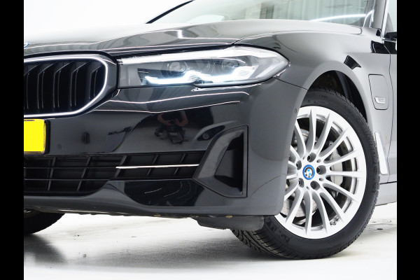 BMW 5 Serie Touring 530e xDrive | LED Grille |  Leder | Camera | Adaptive Cruise | Sfeerlicht | Dodehoek | Carplay