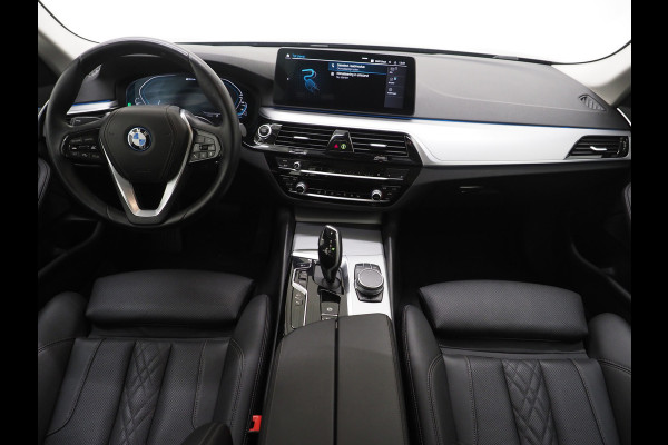 BMW 5 Serie Touring 530e xDrive | LED Grille |  Leder | Camera | Adaptive Cruise | Sfeerlicht | Dodehoek | Carplay