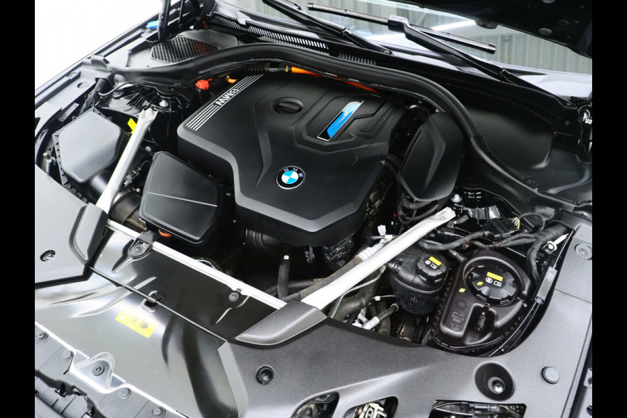 BMW 5 Serie Touring 530e xDrive | LED Grille |  Leder | Camera | Adaptive Cruise | Sfeerlicht | Dodehoek | Carplay
