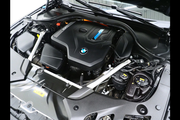 BMW 5 Serie Touring 530e xDrive | LED Grille |  Leder | Camera | Adaptive Cruise | Sfeerlicht | Dodehoek | Carplay