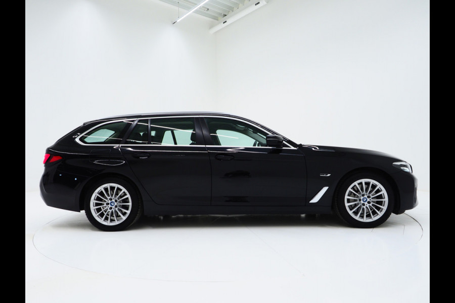 BMW 5 Serie Touring 530e xDrive | LED Grille |  Leder | Camera | Adaptive Cruise | Sfeerlicht | Dodehoek | Carplay