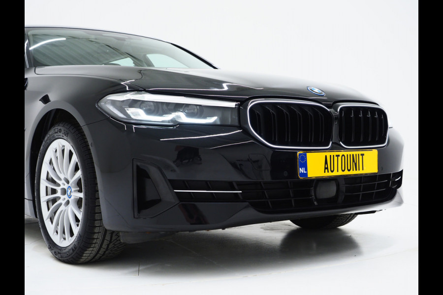 BMW 5 Serie Touring 530e xDrive | LED Grille |  Leder | Camera | Adaptive Cruise | Sfeerlicht | Dodehoek | Carplay