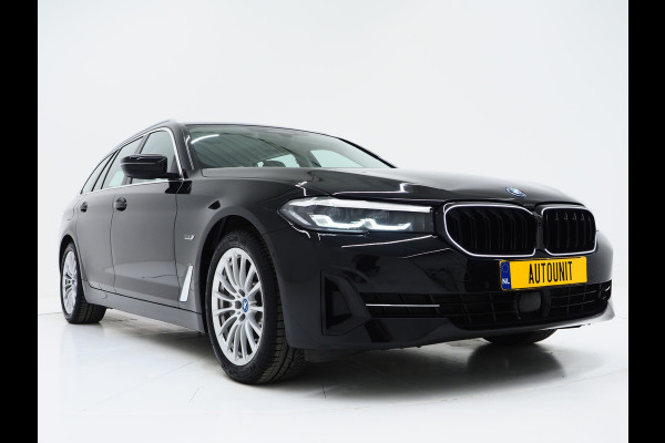BMW 5 Serie Touring 530e xDrive | LED Grille |  Leder | Camera | Adaptive Cruise | Sfeerlicht | Dodehoek | Carplay