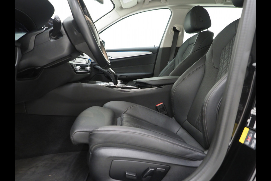 BMW 5 Serie Touring 530e xDrive | LED Grille |  Leder | Camera | Adaptive Cruise | Sfeerlicht | Dodehoek | Carplay