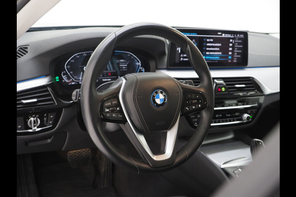 BMW 5 Serie Touring 530e xDrive | LED Grille |  Leder | Camera | Adaptive Cruise | Sfeerlicht | Dodehoek | Carplay