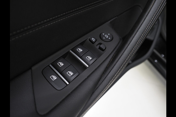 BMW 5 Serie Touring 530e xDrive | LED Grille |  Leder | Camera | Adaptive Cruise | Sfeerlicht | Dodehoek | Carplay