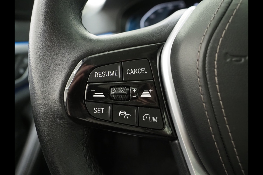 BMW 5 Serie Touring 530e xDrive | LED Grille |  Leder | Camera | Adaptive Cruise | Sfeerlicht | Dodehoek | Carplay