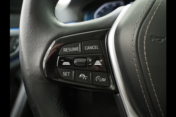 BMW 5 Serie Touring 530e xDrive | LED Grille |  Leder | Camera | Adaptive Cruise | Sfeerlicht | Dodehoek | Carplay