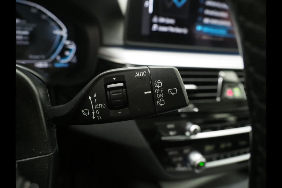 BMW 5 Serie Touring 530e xDrive | LED Grille |  Leder | Camera | Adaptive Cruise | Sfeerlicht | Dodehoek | Carplay