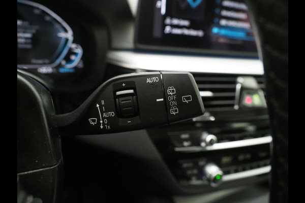 BMW 5 Serie Touring 530e xDrive | LED Grille |  Leder | Camera | Adaptive Cruise | Sfeerlicht | Dodehoek | Carplay