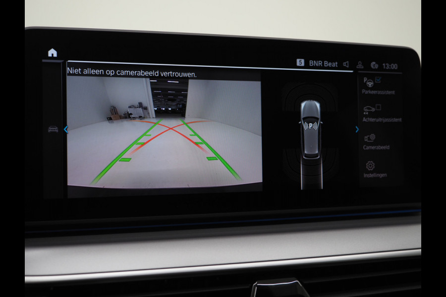 BMW 5 Serie Touring 530e xDrive | LED Grille |  Leder | Camera | Adaptive Cruise | Sfeerlicht | Dodehoek | Carplay