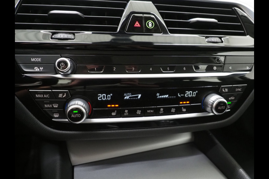 BMW 5 Serie Touring 530e xDrive | LED Grille |  Leder | Camera | Adaptive Cruise | Sfeerlicht | Dodehoek | Carplay