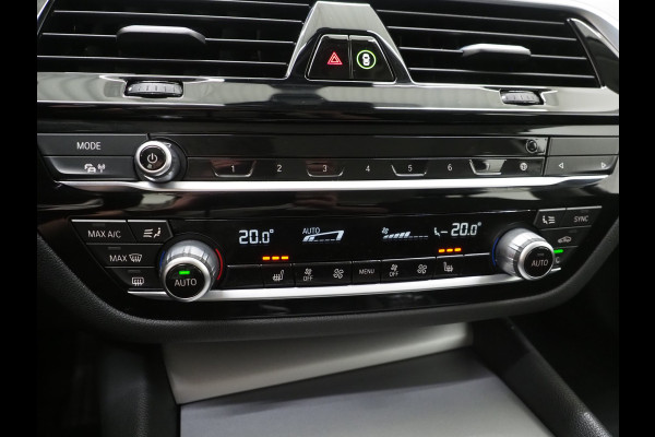 BMW 5 Serie Touring 530e xDrive | LED Grille |  Leder | Camera | Adaptive Cruise | Sfeerlicht | Dodehoek | Carplay