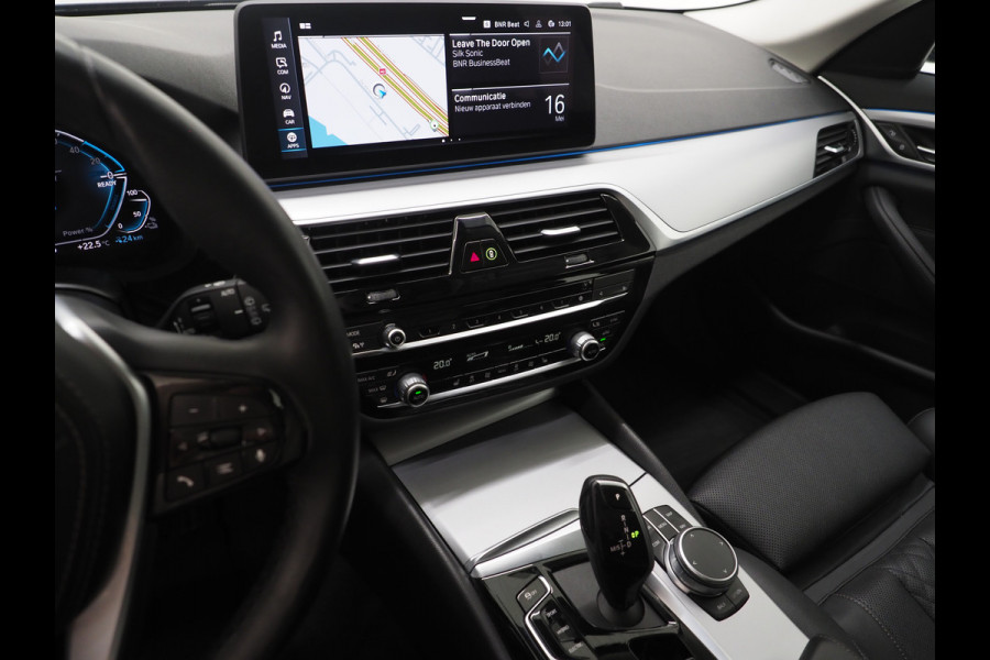 BMW 5 Serie Touring 530e xDrive | LED Grille |  Leder | Camera | Adaptive Cruise | Sfeerlicht | Dodehoek | Carplay