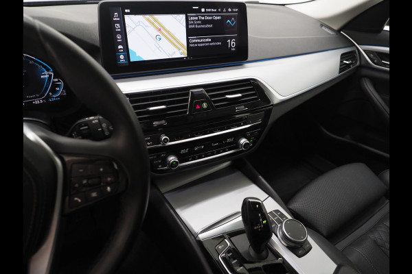 BMW 5 Serie Touring 530e xDrive | LED Grille |  Leder | Camera | Adaptive Cruise | Sfeerlicht | Dodehoek | Carplay