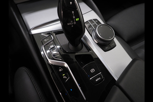 BMW 5 Serie Touring 530e xDrive | LED Grille |  Leder | Camera | Adaptive Cruise | Sfeerlicht | Dodehoek | Carplay