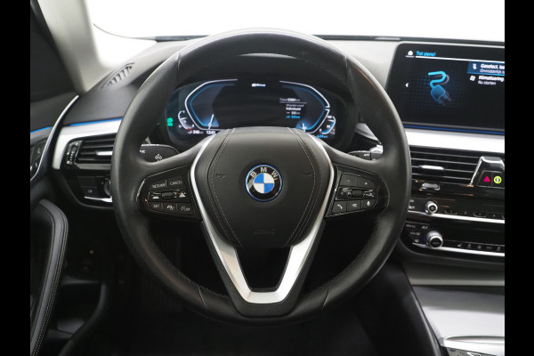 BMW 5 Serie Touring 530e xDrive | LED Grille |  Leder | Camera | Adaptive Cruise | Sfeerlicht | Dodehoek | Carplay