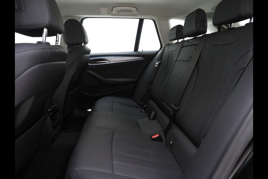 BMW 5 Serie Touring 530e xDrive | LED Grille |  Leder | Camera | Adaptive Cruise | Sfeerlicht | Dodehoek | Carplay