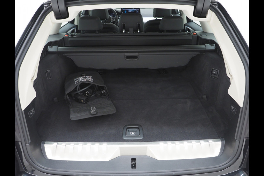 BMW 5 Serie Touring 530e xDrive | LED Grille |  Leder | Camera | Adaptive Cruise | Sfeerlicht | Dodehoek | Carplay