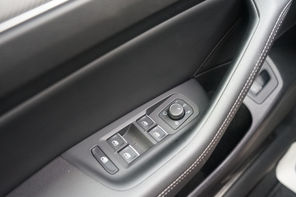 Volkswagen Passat Variant 1.4 TSI Highline 3X R-Line Automaat Panoramadak