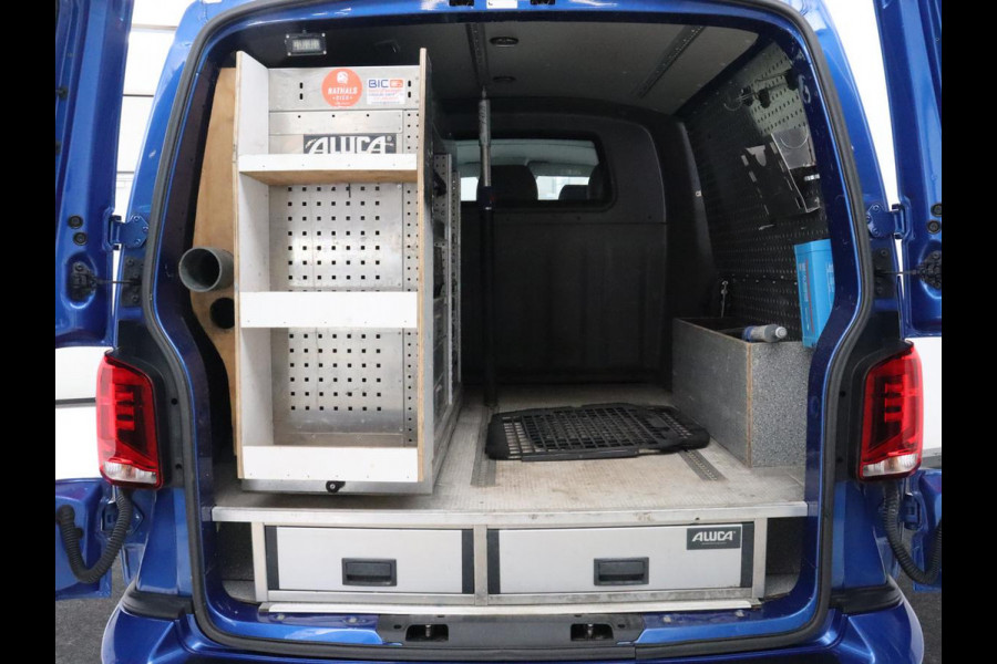 Volkswagen Transporter 2.0 TDI L2H1 30 DC Highline | Leder/Alcantara | Stoelverwarming | Trekhaak | Carplay | Camera | Adaptive cruise | Full LED | Navigatie | Parkeerhulp | 19'' | 5-Persoons | Origineel NL
