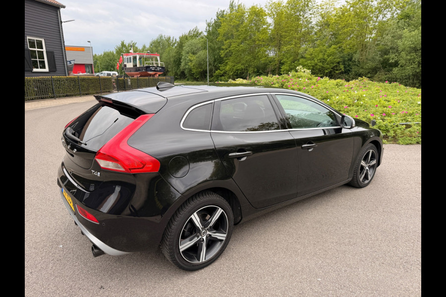 Volvo V40 2.0 T4 190 PK Business Sport Design Automaat Panoramadak, Leder,Full-Led Xenon