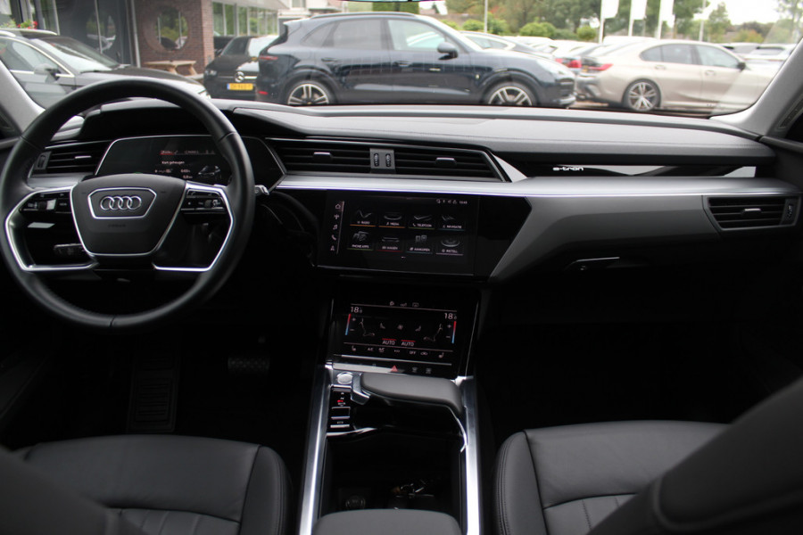 Audi e-tron e-tron 50 quattro Launch edition plus 71 kWh / SoH 91,9% / Panoramadak / Camera / Luchtvering / Intr.voorverwarming / Leder&Alcantara / 20'' / Navigatie / DAB / Stoelverwarming / ACC