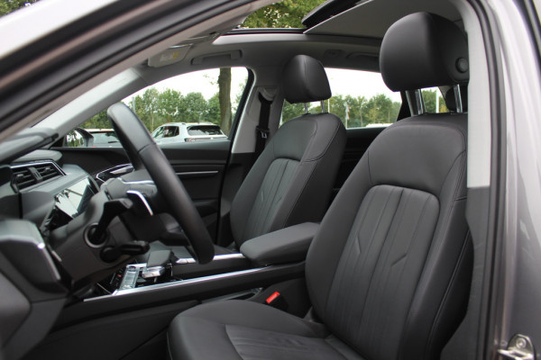 Audi e-tron e-tron 50 quattro Launch edition plus 71 kWh / SoH 91,9% / Panoramadak / Camera / Luchtvering / Intr.voorverwarming / Leder&Alcantara / 20'' / Navigatie / DAB / Stoelverwarming / ACC