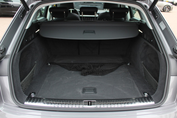 Audi e-tron e-tron 50 quattro Launch edition plus 71 kWh / SoH 91,9% / Panoramadak / Camera / Luchtvering / Intr.voorverwarming / Leder&Alcantara / 20'' / Navigatie / DAB / Stoelverwarming / ACC